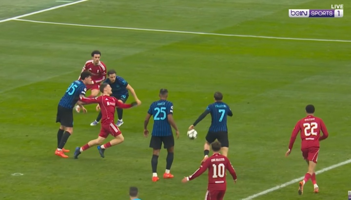 卡拉格：我认为维尔茨倒地不该判点球 但巴斯托尼不该拉扯球衣